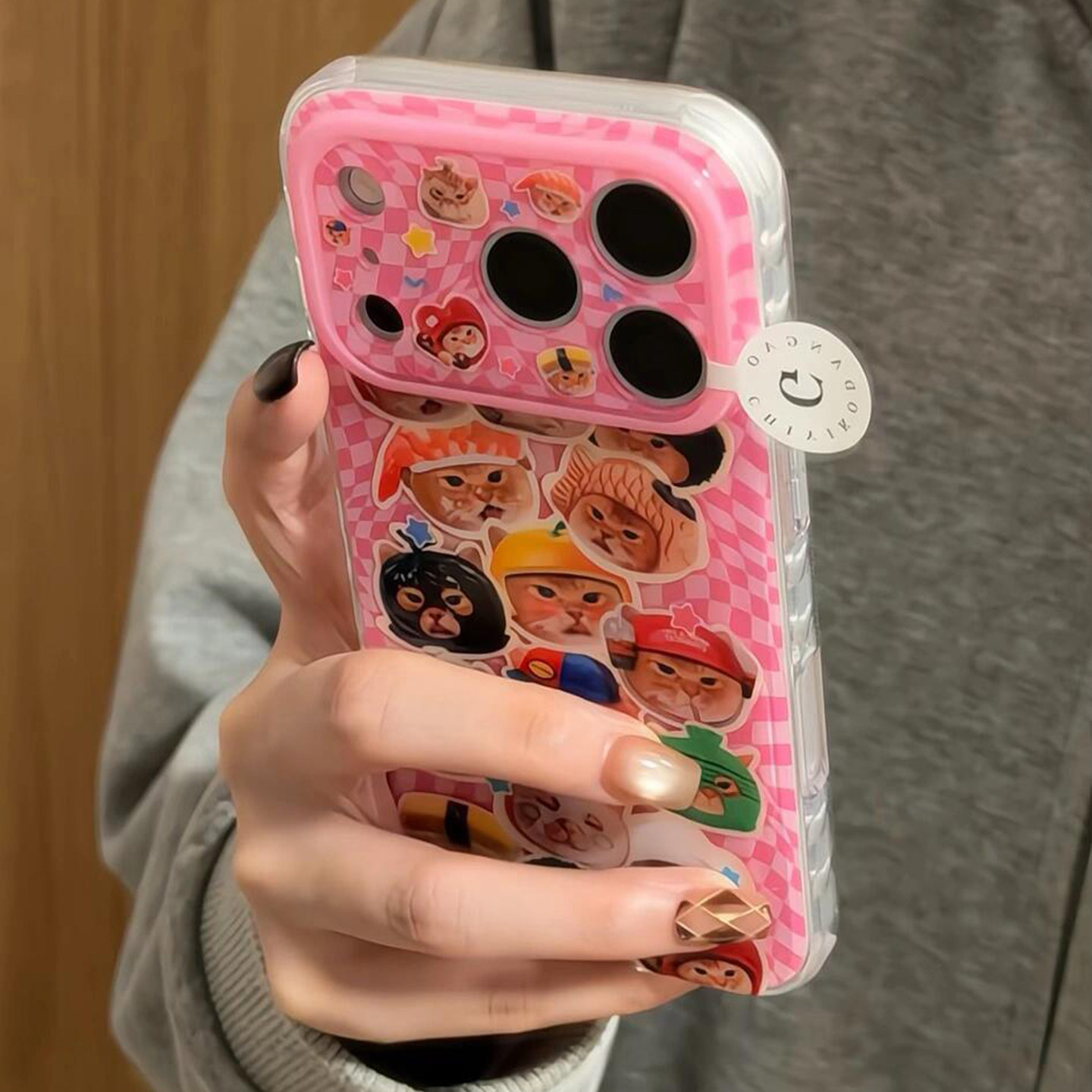少女可爱粉色棋盘格满屏拽拽猫贴画适用于苹果18pro手机壳iphone17promax保护套16硅胶15防摔ins全包防摔超火图片