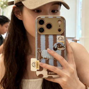 卡通可爱刺绣腊肠狗适用于苹果17pro手机壳iphone16保护套14全包13高级感新款15promax网红爆款max超火手机套