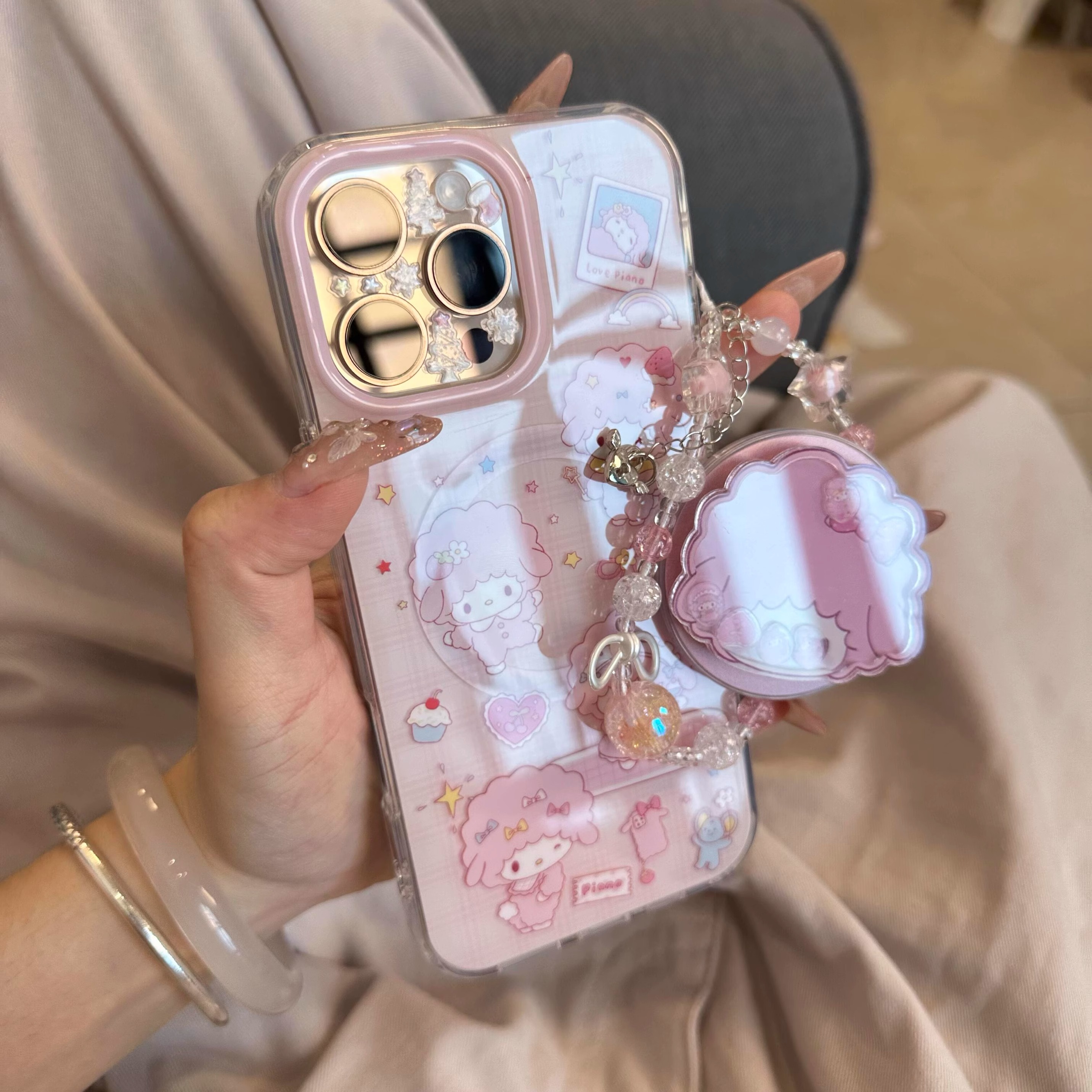 可爱粉色草莓头小羊适用于苹果16手机壳iphone15保护套14磁吸支架13新款17promax带链条15pro高级感max手机套