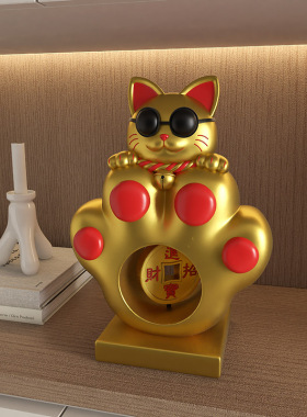 招财猫摆件客厅电视柜旁