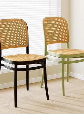 北欧塑料藤编椅子叠放靠背椅商用户外家用网红餐椅休闲桌椅小户型