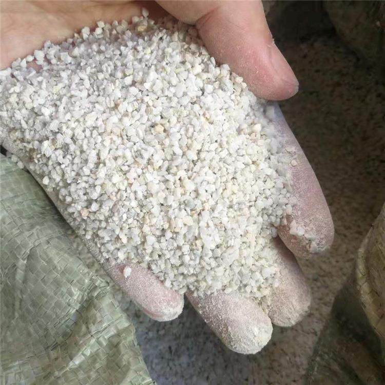 人造草坪中为何要使用石英砂