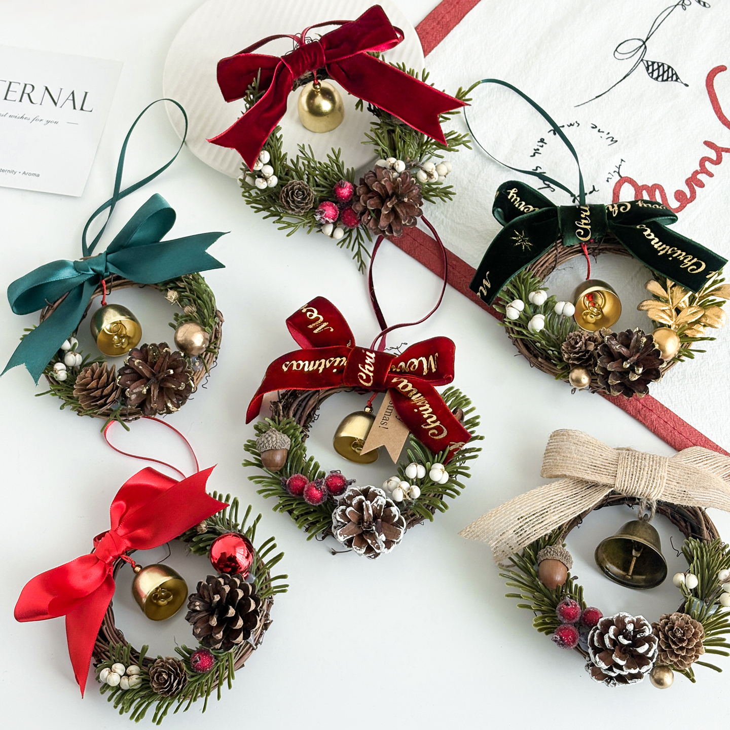 2025新款圣诞节蝴蝶结铃铛花环门挂圣诞树松果藤圈挂件墙面装饰
