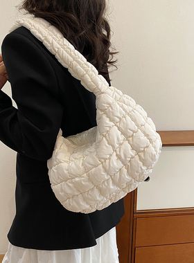 韩国新款女小众云朵托特包羽绒软绵绵褶皱单肩包高级斜挎包饺子包