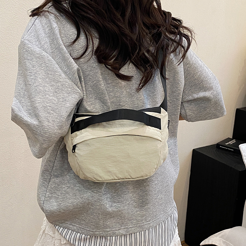 2025夏季新款男女情侣纯色防水斜挎包日常通勤手机包腰包潮单肩包