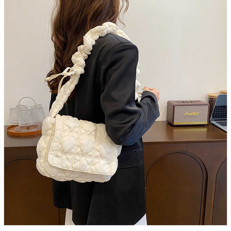 新款韩版褶皱云朵翻盖腋下包小方包羽绒包单肩斜挎包女百搭泡泡包