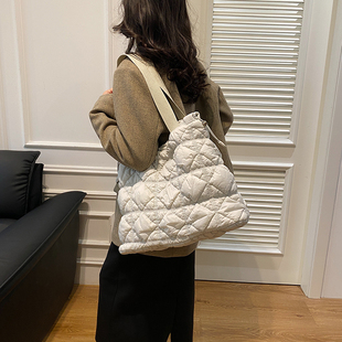 女小众新款大容量云朵褶皱单肩包高级抽绳托特包轻便通勤包手拎包