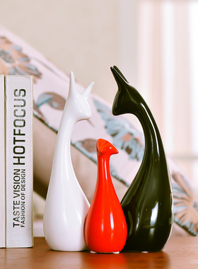 一家三口长颈鹿陶瓷轻奢风摆件