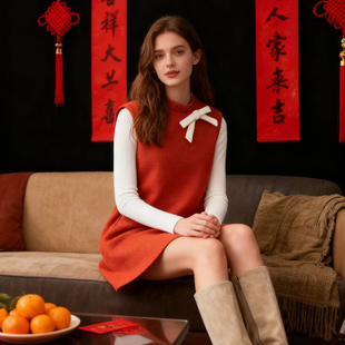 HUAAPPUW春节氛围感穿搭羊毛蝴蝶结红色背心连衣裙女2026秋冬新款