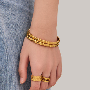 欧美高端个性缠绕卡扣手镯钛钢镀18k金简约ins轻奢风时尚女士手环