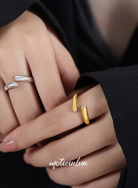 时尚通勤简约素圈镶嵌捷克钻设计钛钢镀金指环情侣对接情人节礼物