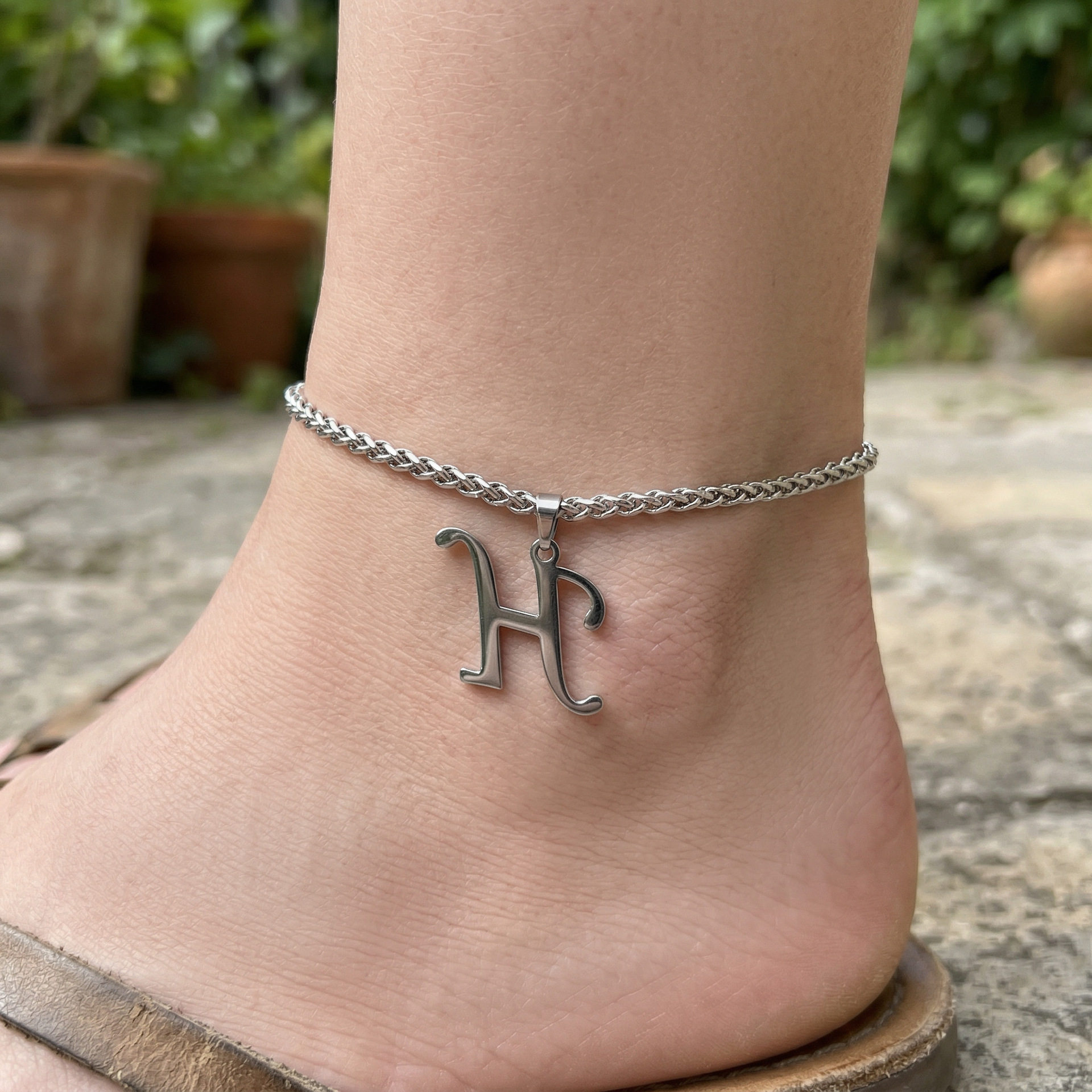 小众26字母吊坠脚链欧美钛钢光面钢色时尚个性简约设计女款脚饰