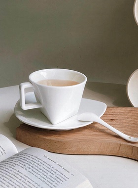 集饰不规则几何咖啡