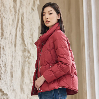 泰格旗下品牌歌蒂雅诗2025冬装时尚短款轻巧羽绒服百搭保暖女装