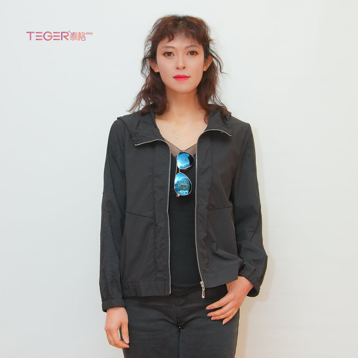 泰格女装2025春装时尚休闲通勤净色刺绣百搭常规外套中年大码女装