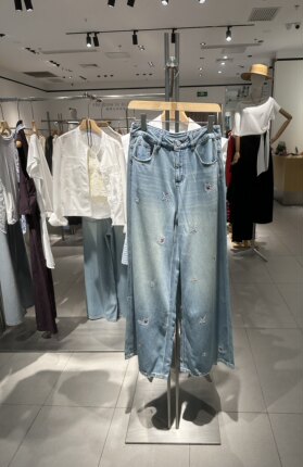 RoseAlyssa若诗莉莎2026年早秋新款女刺绣牛仔裤R6310-3208-599