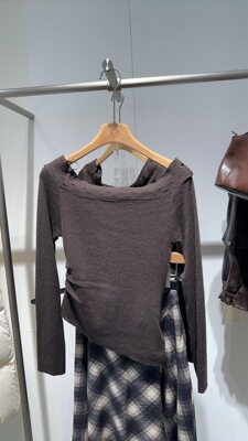 ROSEALYSSA若诗莉莎2026春季新镂空领一字肩针织衫R6104-2403-399