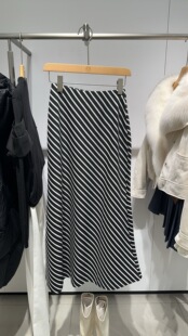 ROSEALYSSA若诗莉莎2026春季 女斜裁条纹半裙R6202 1604 499 新款