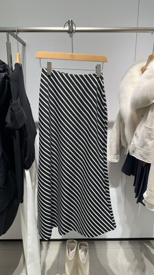 ROSEALYSSA若诗莉莎2026春季新款女斜裁条纹半裙R6202-1604-499