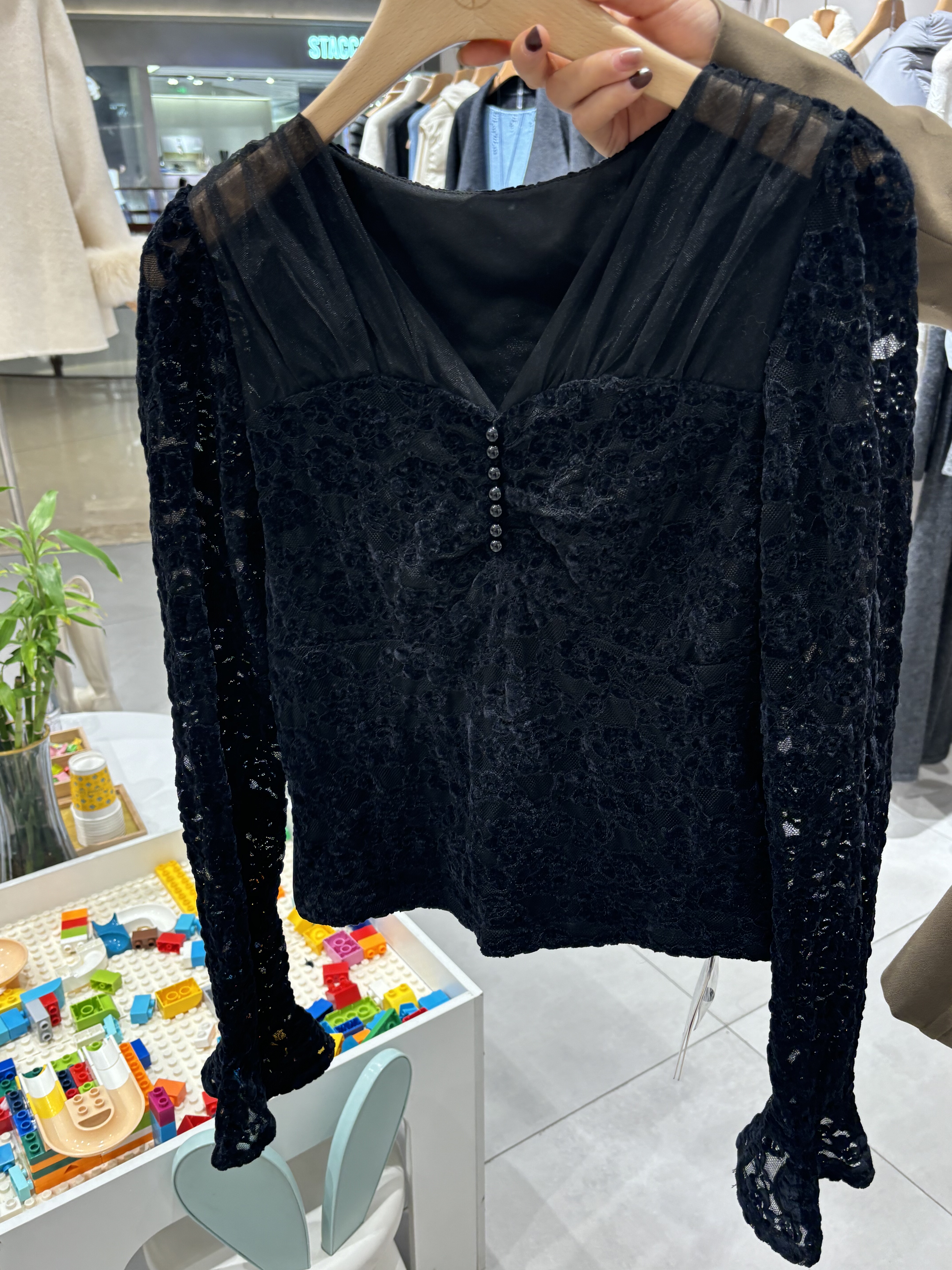 ROSEALYSSA若诗莉莎女2025冬季新款丝绒蕾丝小衫R5406-6602 399