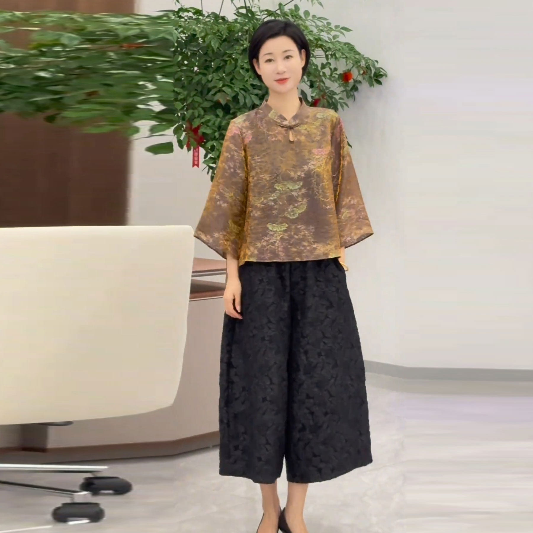 新中式盘扣小衫上衣套装女夏季新款喇叭袖衬衣+浮雕八分裤两件套