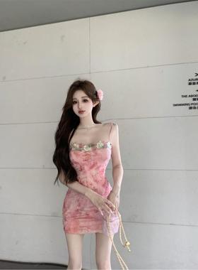 粉红色花朵刺绣吊带连衣裙女夏季修身辣妹短裙显身材收腰包臀裙子
