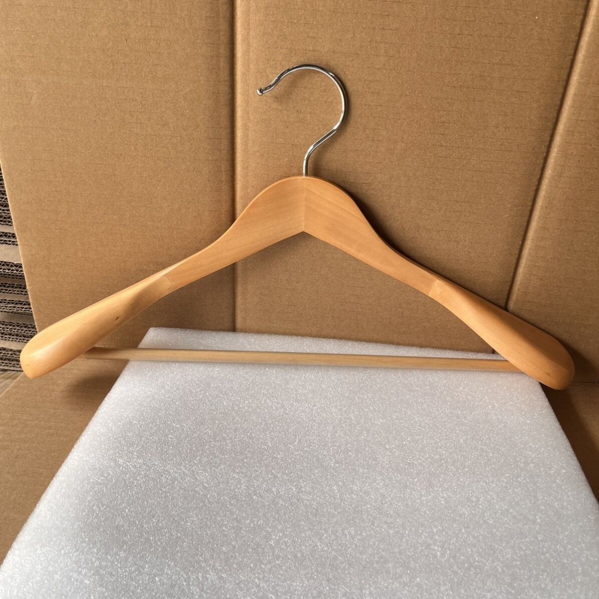 宽肩实木衣架西装羽绒服大衣防滑无痕衣服挂家用服装店加厚衣撑子