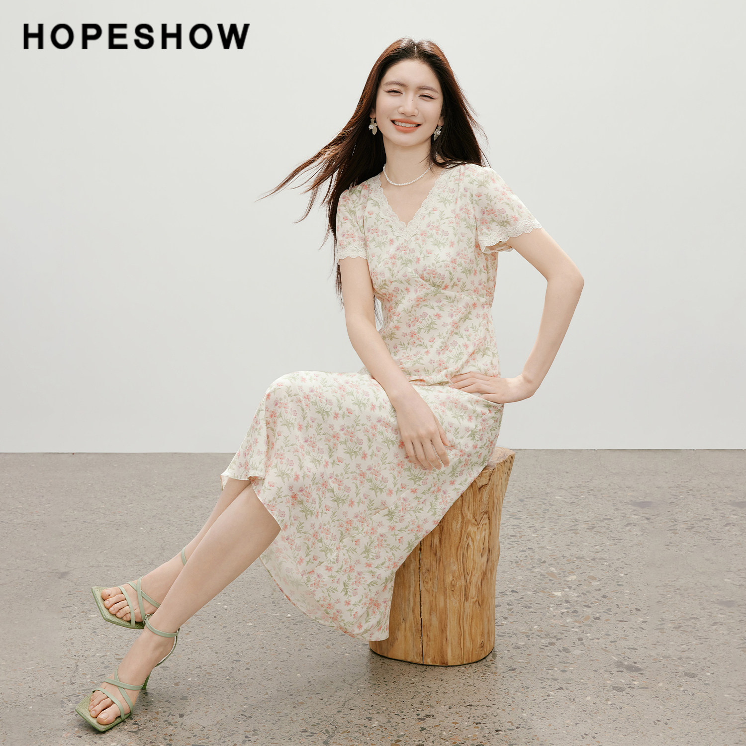 红袖2026夏季新款女装 缎面印花系带蕾丝花边拼接短袖V领连衣裙
