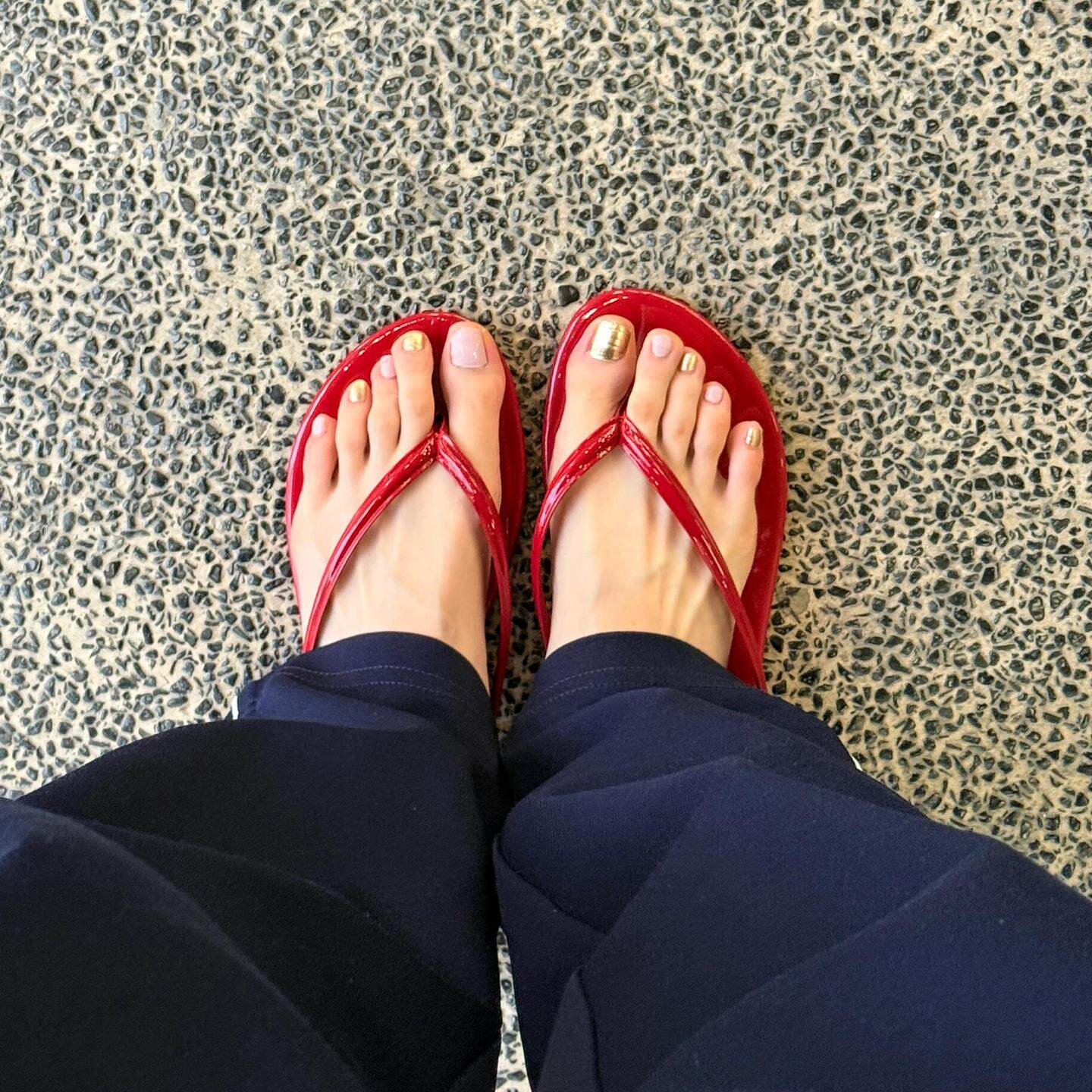 红色人字拖女夏外穿2025新款平底夹角防滑耐磨沙滩海边外穿时尚鞋