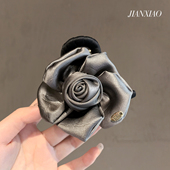 法式 气质小香风玫瑰花抓夹缎面鲨鱼夹清冷感发饰立体花朵通勤发抓