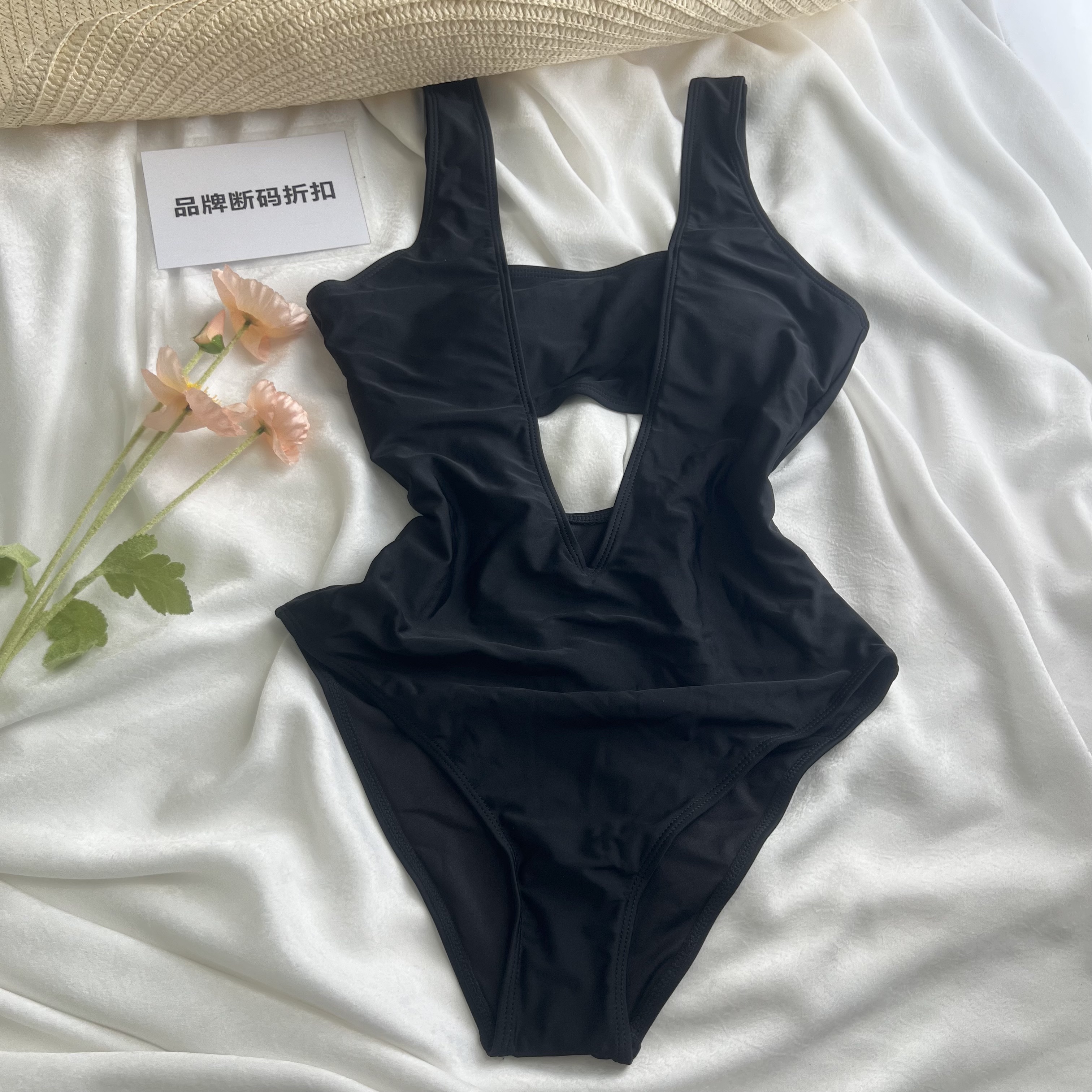 品牌断码折扣】温泉度假复古美背小胸显瘦三角连体泳衣女