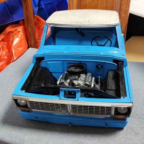 两台福特绿光F-150发动机，V8发动机模型，第一张照片仅供参考，
