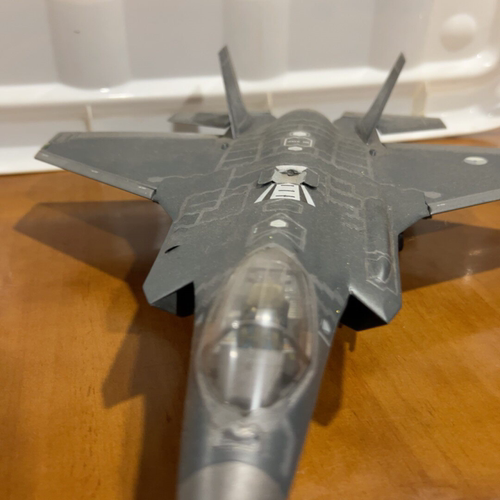 1/48 F35A战斗机模型。机身灰色涂装，细节精致，做工扎实。舱盖