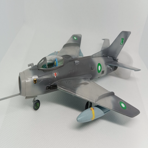 1/72比例国产F-6(米格-19S)战斗机模型，东欧波兰产的，采用巴基