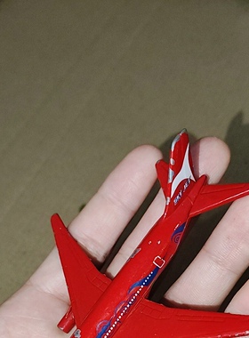 出SKY JET红色飞机模型，机身红色为主，带有白色云朵图案装饰。