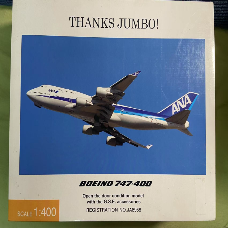 全日空商事  1：400  ANA 波音747-400  ，开舱门机，  未摆放，