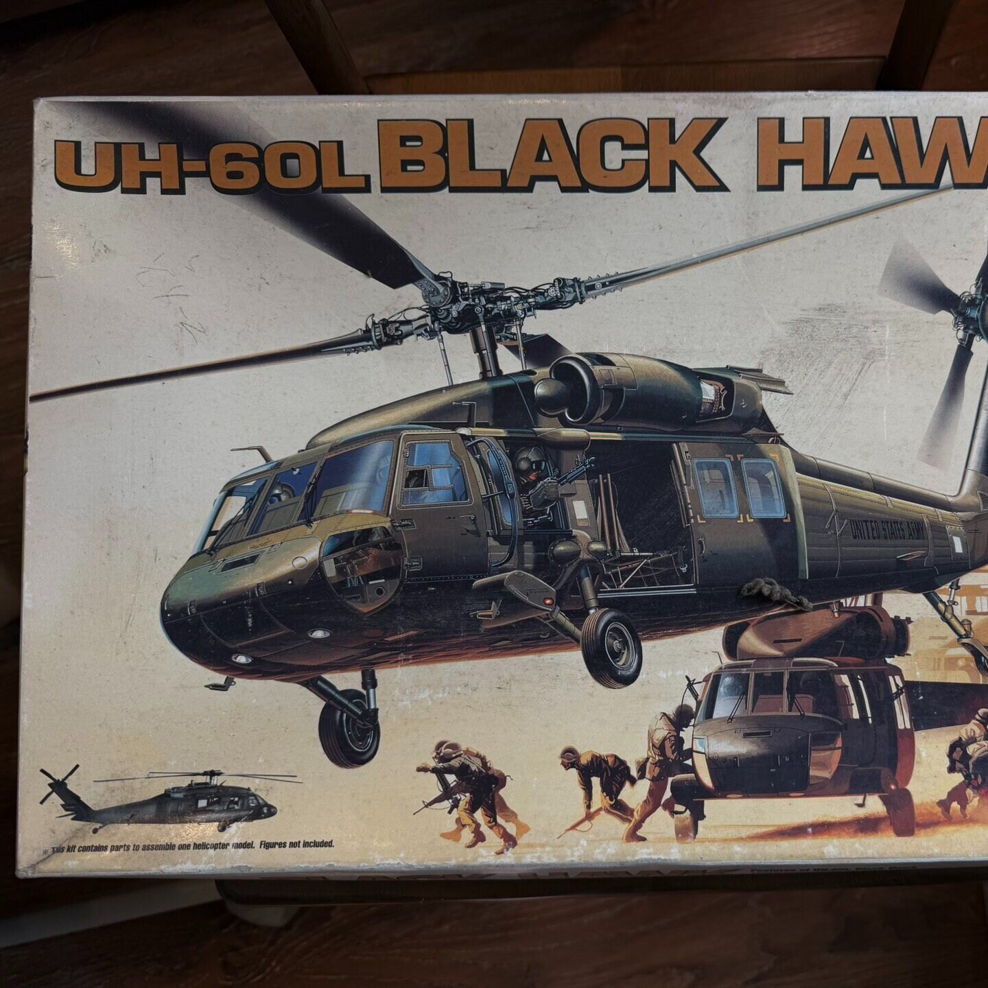 爱德美  1/35 美国 黑鹰 UH-60 L直升机 拼装模型包装盒已旧，机