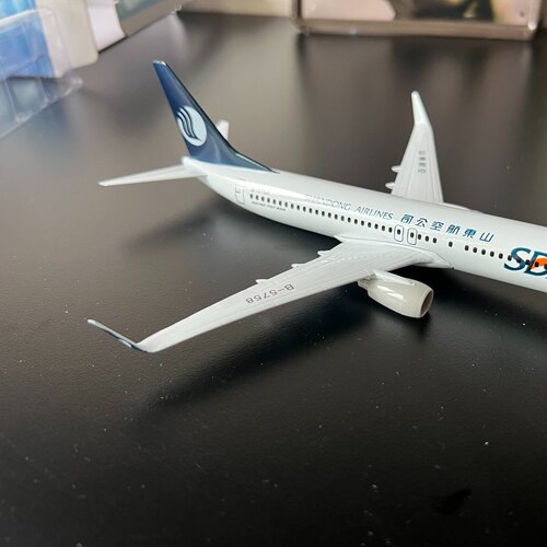 山东航空公司飞机模型B-5758，金属模型，带塑料底座支架；总长