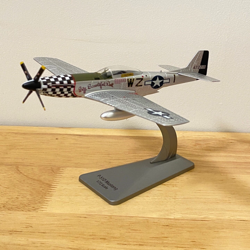 P-51D野马战斗机模型，1:72比例，银色涂装，带黑白格子螺旋桨未