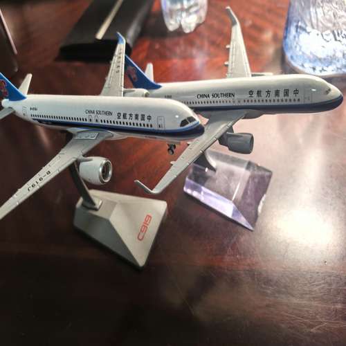 南航C919+空客320飞机模型，两款都有底座，做工精致，细节丰富。