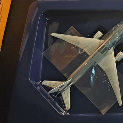出：GJ400（Gemini jets） 美国航空公司 B777-200 1：400 （）内