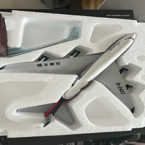 顺丰B747-400ERF飞机模型，1:300比例，未拆封！带精美底座和原装