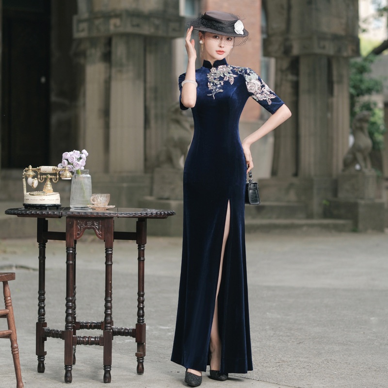 2025新款秋冬高端藏青金丝绒单开叉绣花年轻款改良旗袍礼服裙