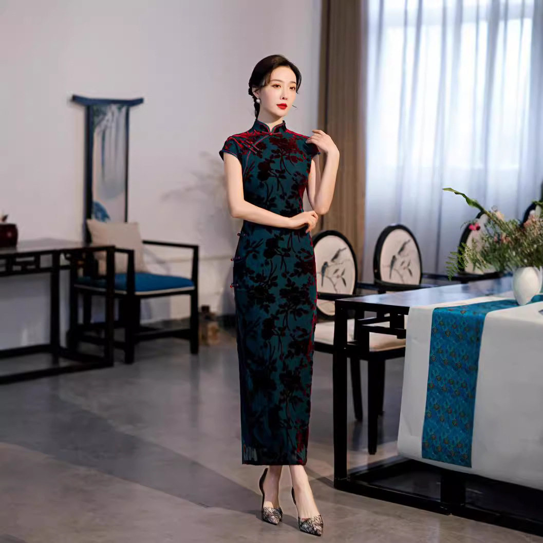 2026新款秋冬季走秀旗袍丝绒短袖长款高开叉优雅演出服修身改良旗