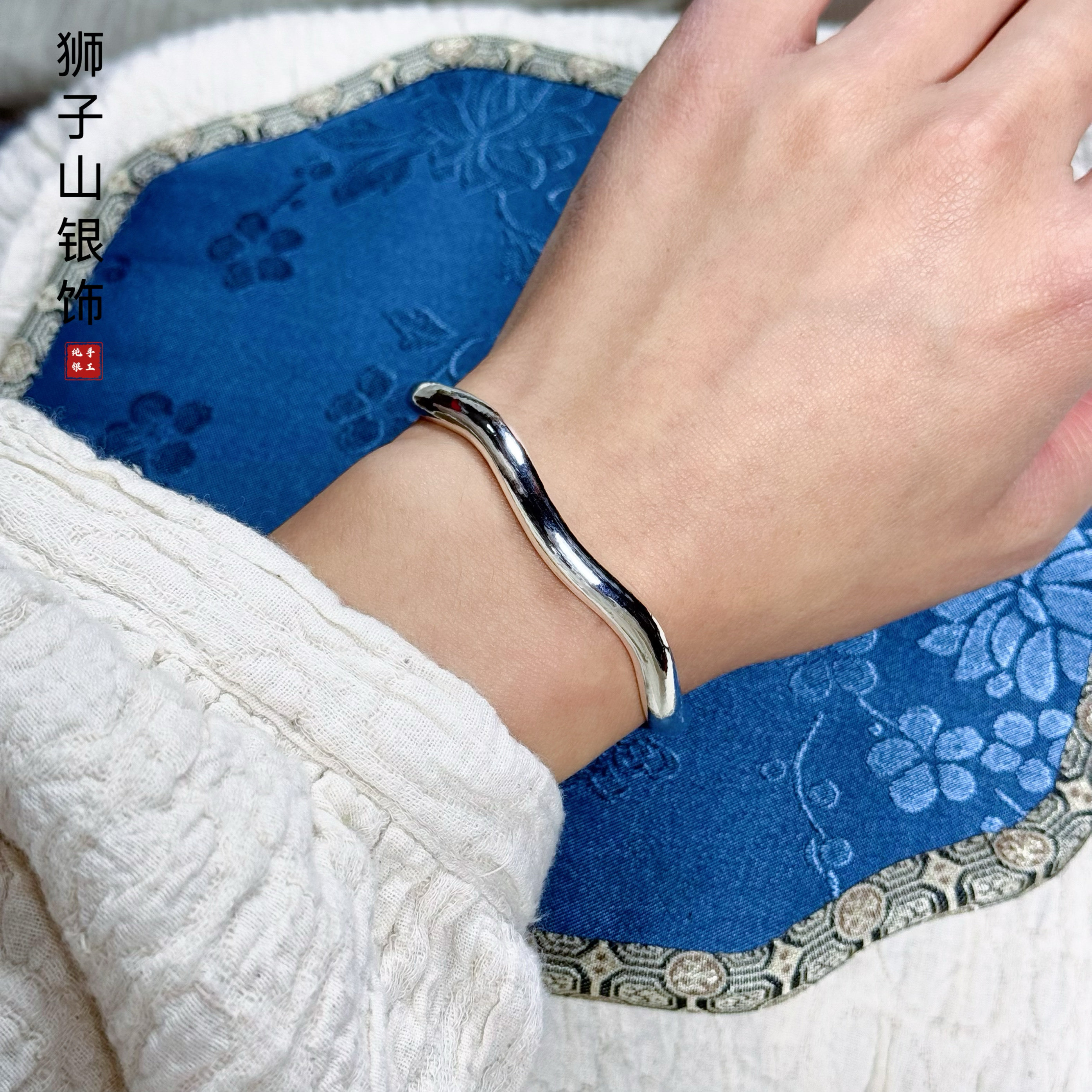 波浪泥鳅背光面足银999手工情侣定制刻字小众百搭银手镯实心开口
