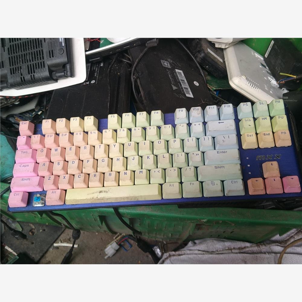 议价镭拓MXX RT01-0005机械键盘黑轴，少了一个键帽，成