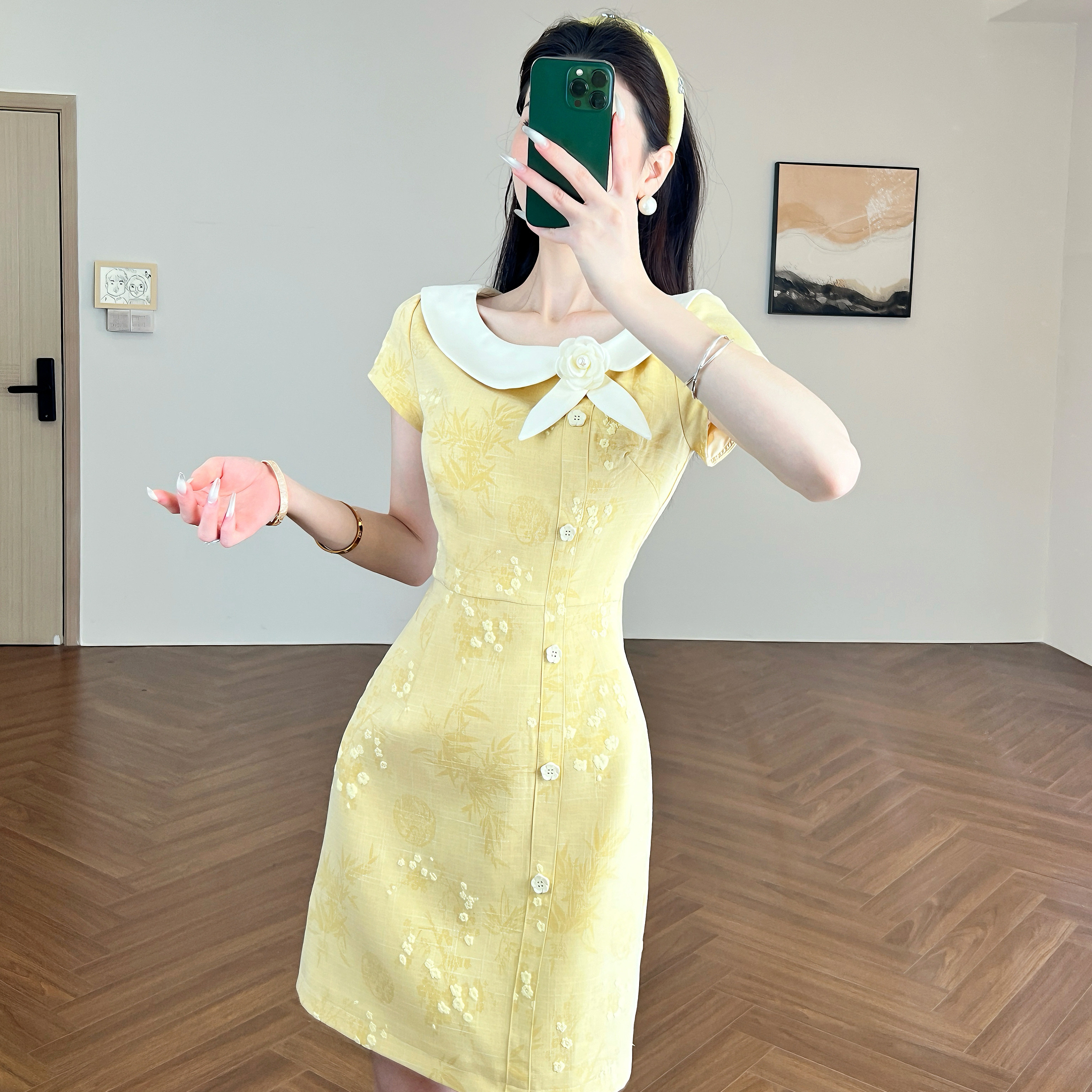 黄色连衣裙女夏季2025年新款气质高级感重工时尚飘带小个子裙子潮
