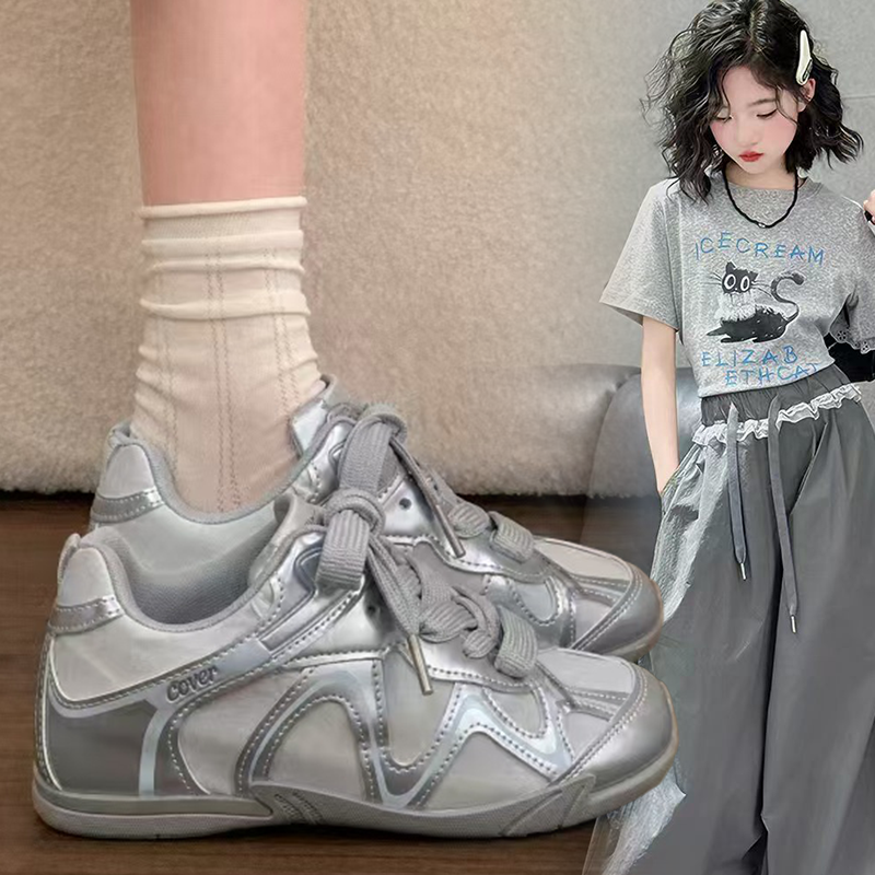 时尚女童潮酷个性穿搭软底轻便运动鞋女孩2026春季新款百搭休闲鞋