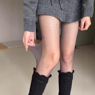 搭小腿袜又辣又乖 上腿超级清透不斑驳 这才是我想要 波点丝袜啊