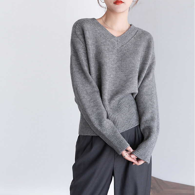 灰色V领毛衣女春秋2025新款宽松慵懒风套头打底针织衫内搭上衣女